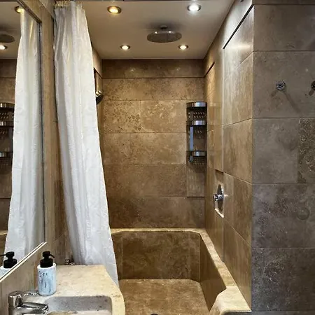 Spacious With Shared Jacuzzi/private Terrace Budapest